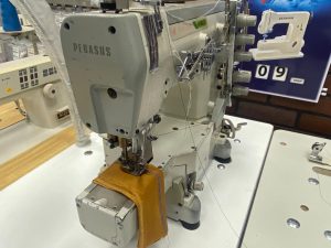 Pegasus w 600 cover stitch automatic sewing machines with table 110 volts .5 Thread Coverstitch Oil Barrier Cylinder Bed Industrial Interlock - Image 5