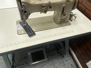 Pfaff 138-6/21 RS ZIG ZAG industrial sewing machine complete unit 110 volts with servo motor and stand. - Image 3